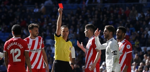 Kapitán Realu Sergi Ramos (v bílém) dostal v utkání červenou kartu. Jeho tým prohrál 1:2.
