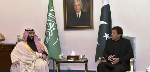 Saudský princ Mohammad Bin Salman při jednání s předsedou pákistánské vlády Imranem Chánem.