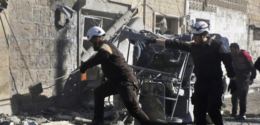 Záchranáři u místa výbuchu v Idlibu. 