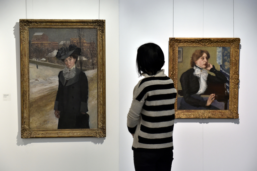 Podobizna dámy v zimní krajině (vlevo) a Podobizna paní Wenigové od malíře Miloše Jiránka.
