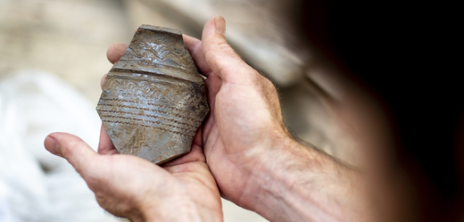 Hradečtí archeologové objevili u historického schodiště Bono publico část pravěkého valu z doby bronzové, který sloužil jako opevnění a v něm zlomky keramiky i pazourkové nástroje.