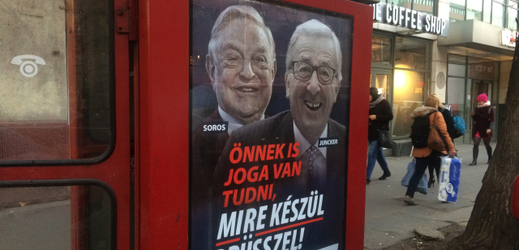 Plakáty, na nichž jsou vyfoceni Juncker a Soros ve spojení s textem "I vy máte právo vědět, na co se chystá Brusel!".