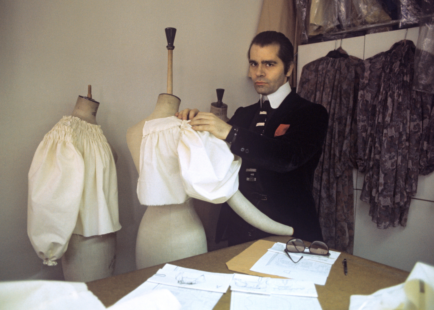 V módním průmyslu se jeho jméno stalo známým počátkem 80. let, kdy založil vlastní značku parfémů a oblečení. Přelomem byl pro Lagerfelda rok 1982, kdy začal pracovat jako hlavní návrhář pro firmu Chanel, na této pozici setrval až do své smrti. (FOTO: DPA/Roland Witschel)