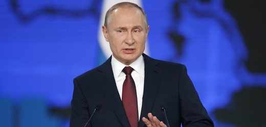 Putinovi klesá popularita, slibuje proto lidem lepší životní úroveň.