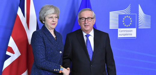 Theresa Mayová a Jean-Claude Juncker.