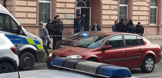 Policie evakuuje budovu soudu v Olomouci po nahlášení bomby. 