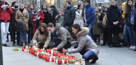 Lidé zapalovali k poctě Jána Kuciaka svíčky.