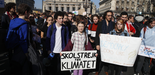 K protestujícím se připojila i šestnáctiletá švédská aktivistka Greta Thunbergová (uprostřed).