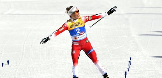 Norská běžkyně na lyžích Therese Johaugová na mistrovství světa v Seefeldu suverénně vyhrála skiatlon na 15 km.