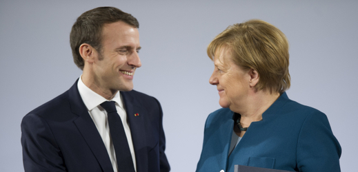 Emmanuel Macron (vlevo) a Angela Merkelová.
