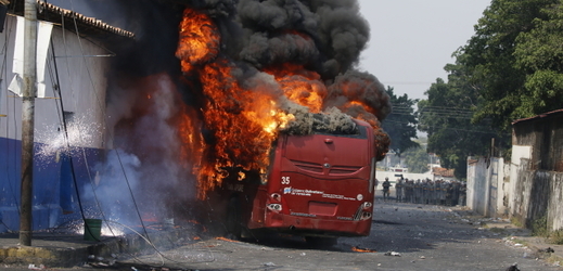 Autobus, který shořel při nepokojích ve Venezuele. 