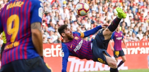 Lionel Messi takto překonal Tomáše Vaclíka.