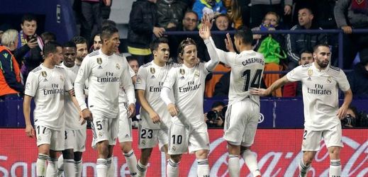 Fotbalisté Realu Madrid slaví výhru na hřišti Levante.