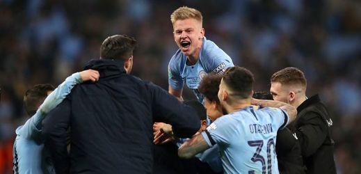 Fotbalisté Manchesteru City se radují ze zisku Anglického poháru.