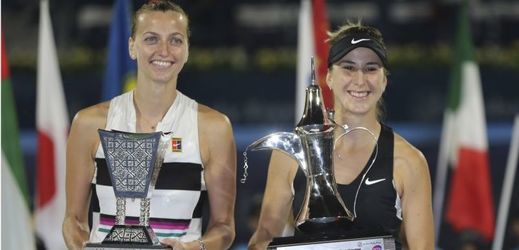 Petra Kvitová (vlevo) s Belindou Bencicovou po finále turnaje WTA v Dubaji.