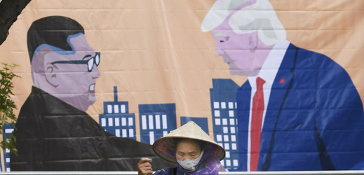 Banner v Hanoji před jednáním Trumpa a Kim Čong-una. 