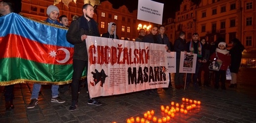 Chodžalskou tragédii si v Praze připomněly desítky Ázerbájdžánců.