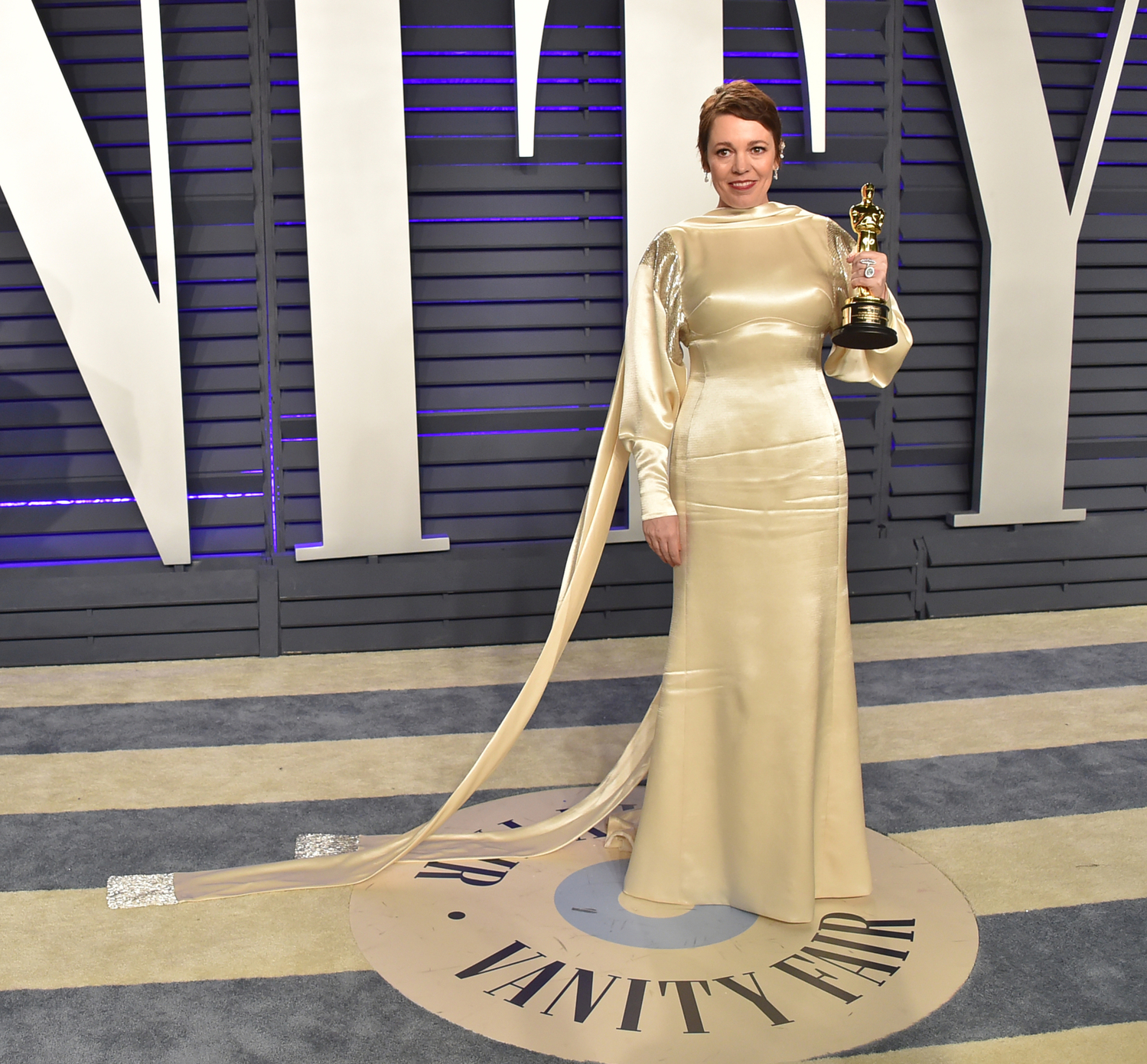 Olivie Colmanová se svým Oscarem za roli královny Anny ve filmu Favoritka. Colmanová je již třetí filmovou anglickou "královnou", která za svoji roli získala cenu americké filmové akademie. (Foto: ČTK/PA/OConnor-Arroy)