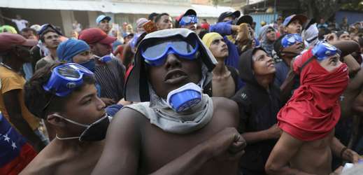 Účastníci protivládních demonstrací ve Venezuele. 