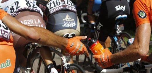 Na házení lahví mezi lidi mohou cyklisté zapomenout. Případně riskují pokutu.