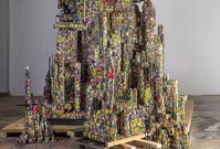 Kintera vytvořil věž z vybitých baterií, ukáže ji v Miláně.