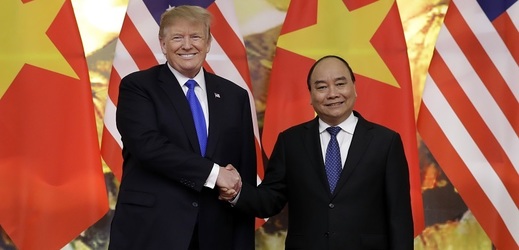 Donald Trump (vlevo) před schůzkou s Kimem poobědval s vietnamským premiérem Nguyenem Xuanem Phucem.