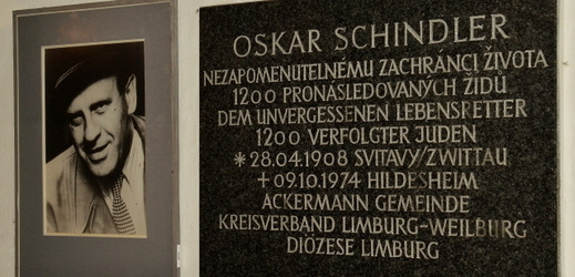 Pamětní deska Oskara Schindlera v Nadačním domě Nadace Josefa Plívy na Náměstí míru ve Svitavách.