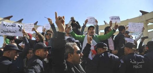 Demonstrace alžírských novinářů.