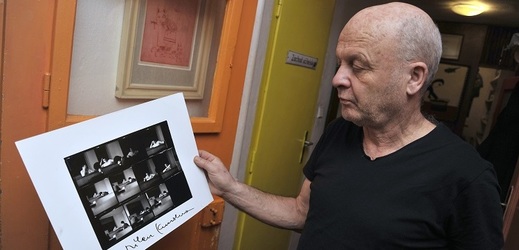 Brněnský režisér a výtvarník Karel Fuksa ukázal černobílé kontaktní snímky spisovatele Milana Kundery. 