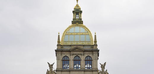 Pohled na kupoli historické budovy Národního muzea z Václavského náměstí.