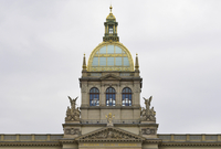 Pohled na kupoli historické budovy Národního muzea z Václavského náměstí.