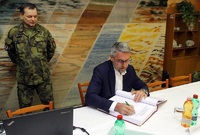 Ministr obrany Lubomír Metnar (za ANO) navštívil vojenskou posádku v Přáslavicích.
