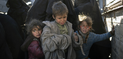 Děti evakuované vojáky Arabsko-kurdské koalice.