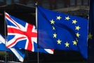 Vlajka Velké Británie (vlevo) a Evropské unie.