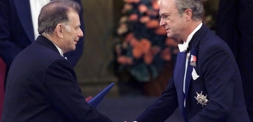 Žores Alferov (vlevo) přebírá ve Stockholmu z rukou švédského krále Carla Gustafa XVI. Nobelovu cenu za fyziku.