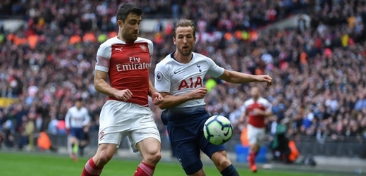 Obránce Sokratis z Arsenalu (v červeném) v souboji o míč s Harry Kanem.