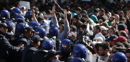 Střet demonstrantů s policií.