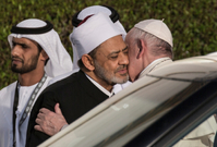 Imám káhirské mešity al-Azhar šajch Muhammad Ahmad Tájib při setkání s papežem Františkem.