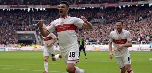 Radost fotbalistů Stuttgartu po jednom ze vstřelených gólů do sítě Hannoveru.