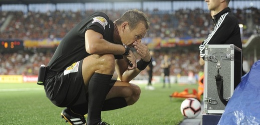 Nešťastný moment pro fotbal, připustil rozhodčí Královec.