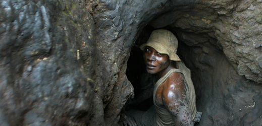 Horník v kobaltovém dole v Kongu. 