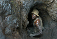 Horník v kobaltovém dole v Kongu. 