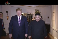 Kim Čong-un (vpravo) s americkým prezidentem Donaldem Trumpem. 