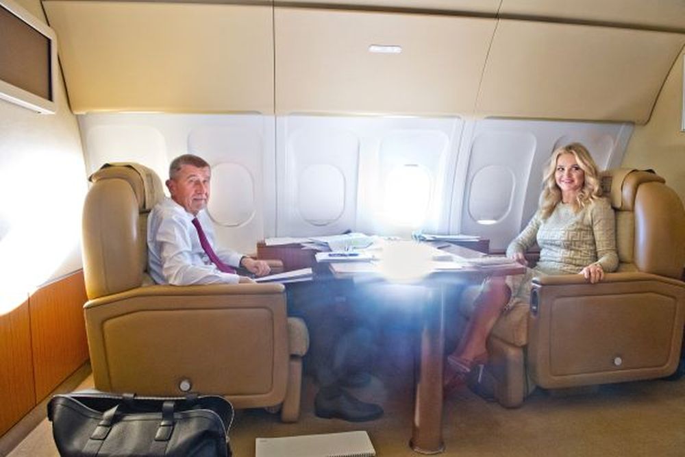 Manželský pár v letadle cestou do Spojených států. (FOTO: Vondrouš Roman)