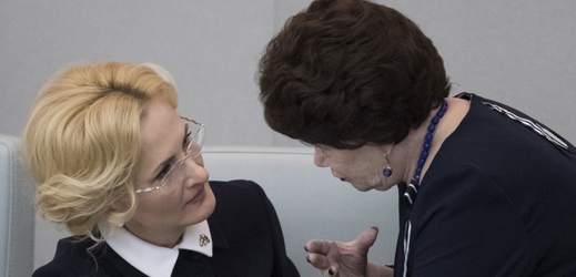 Pletnyová (vpravo) s Irinou Yarovayovou, místopředsedkyní strany Jednotné Rusko.