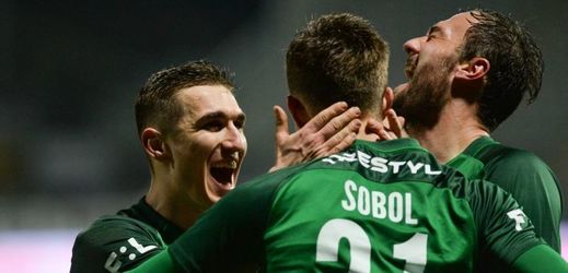 Fotbalisté Jablonce slaví vítězný gól Eduarda Sobola v utkání s Teplicemi.