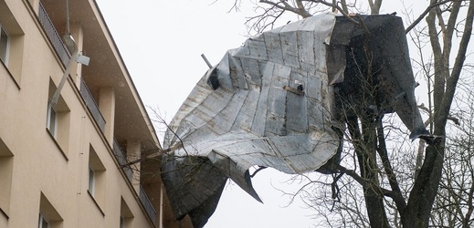 Část střechy zůstala zachycena na stromě.