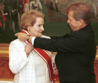 Fotografie z roku 1997 zachycuje slavnostní předání Řádu Bílého lva, který Madeleine Albrightová obdržela z rukou Václava Havla.