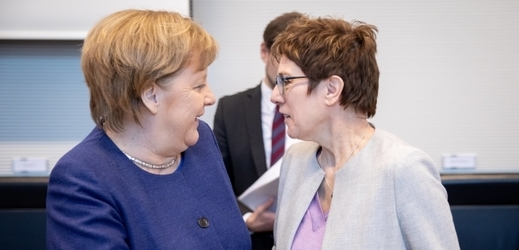 Angela Merkelová a Annegret Krampová-Karrenbauerová si v otázce budování společné letadlové lodi rozumí.