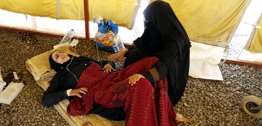 Lidé v Jemenu jsou vystaveni neustálým útokům. Zemi také sužuje hladomor a cholera.